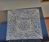 Vassoio realizzato in vetro fusione con graniglia trasparente.