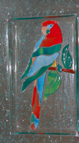 Vassoio con pappagallo colorato fuso.